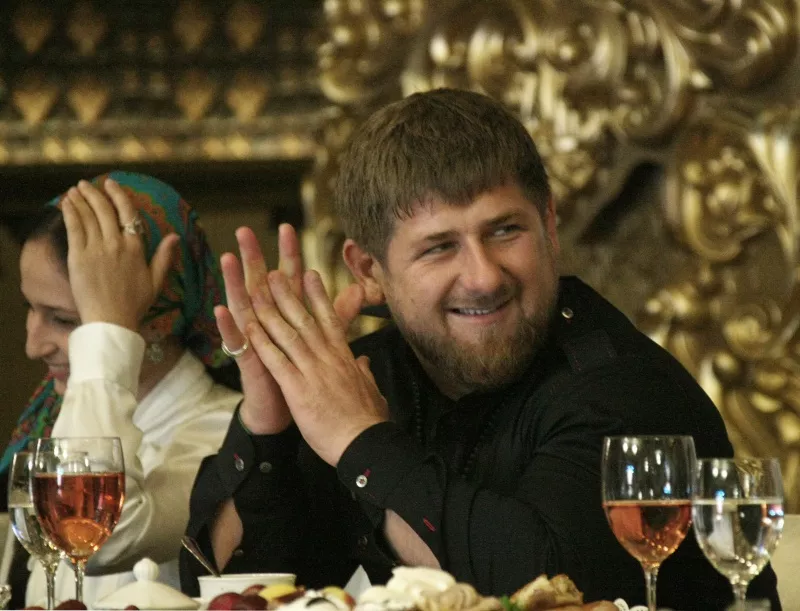 Нашид кадырова. Кадыров многоженство. Рамзан Кадыров на вечеринке. Кадыров на вечеринках. Кадыров пьет.