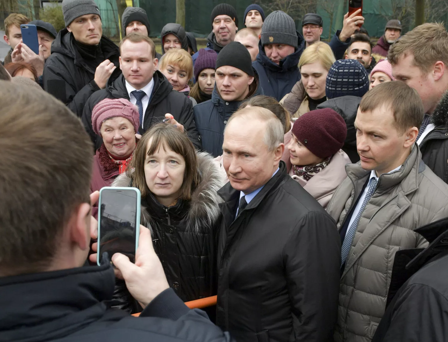 Новости дня сегодня в россии читать. Путин в Питере. Путин беседует с народом. Путин общение с народом. Путин и население.