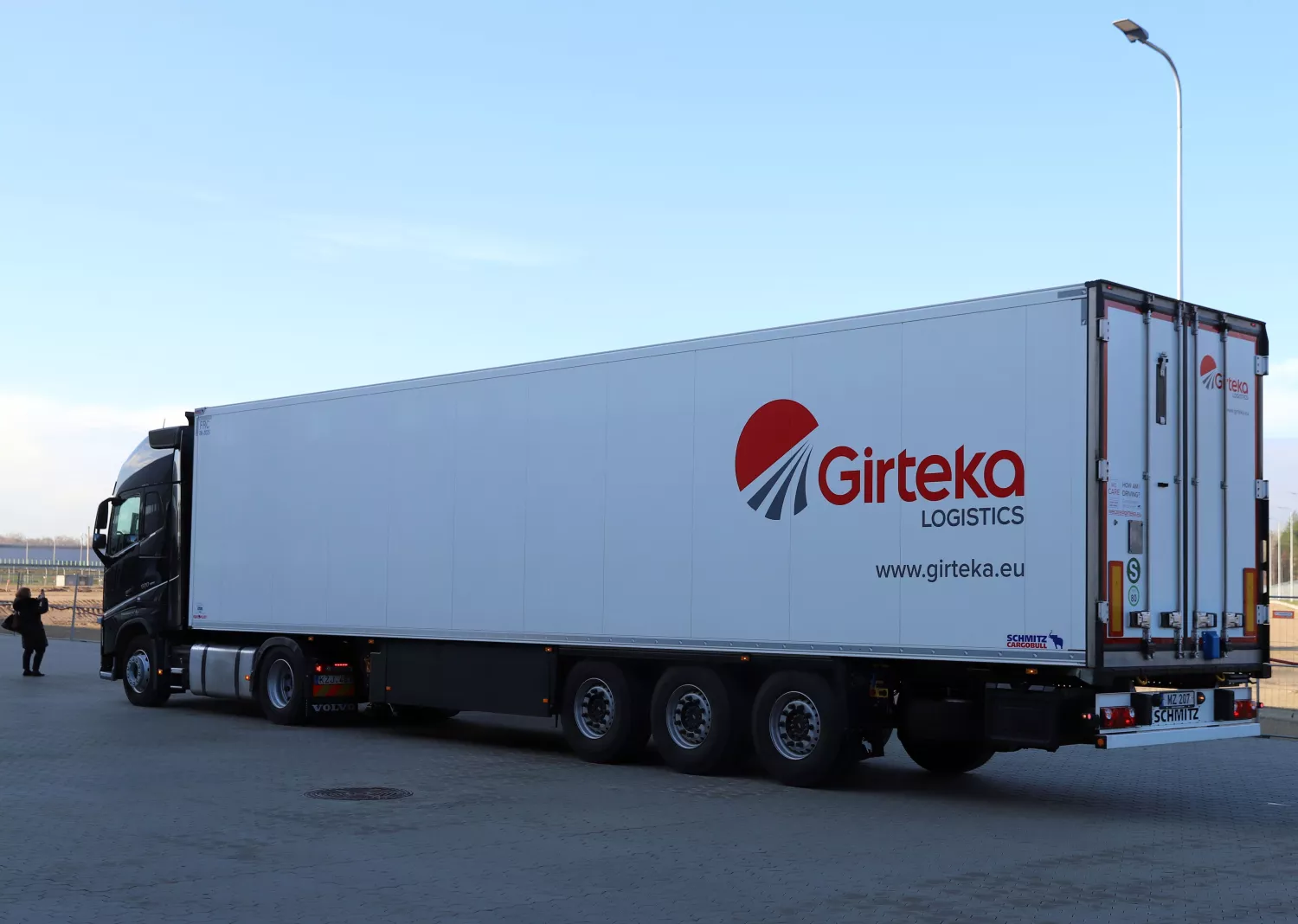 Volvo fh5 girteka. Girteka мерседес. Girteka вольво. Гиртека литва. Прицеп schmitz girteka.